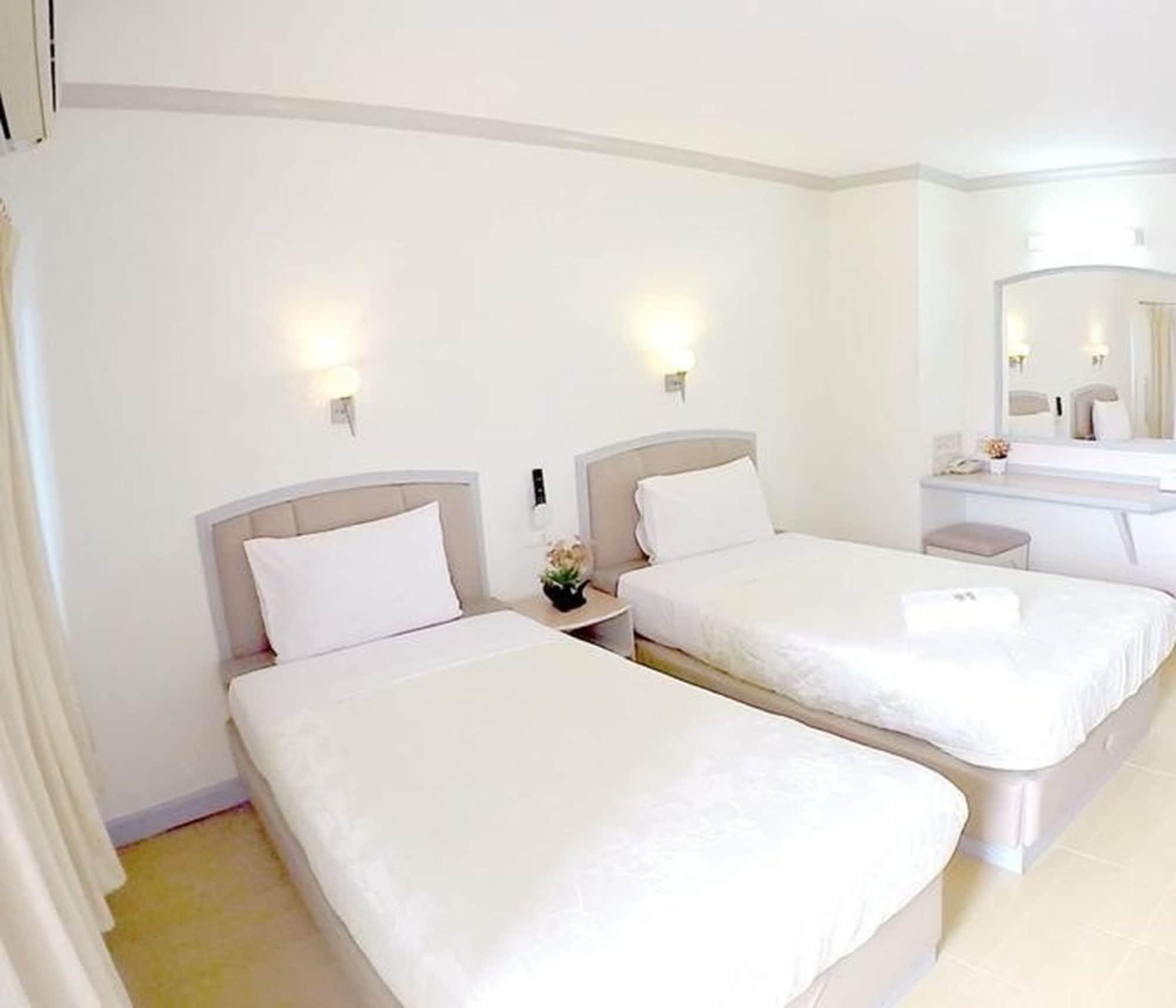 P.A. Place Hotel Nakhon Sawan Exterior foto