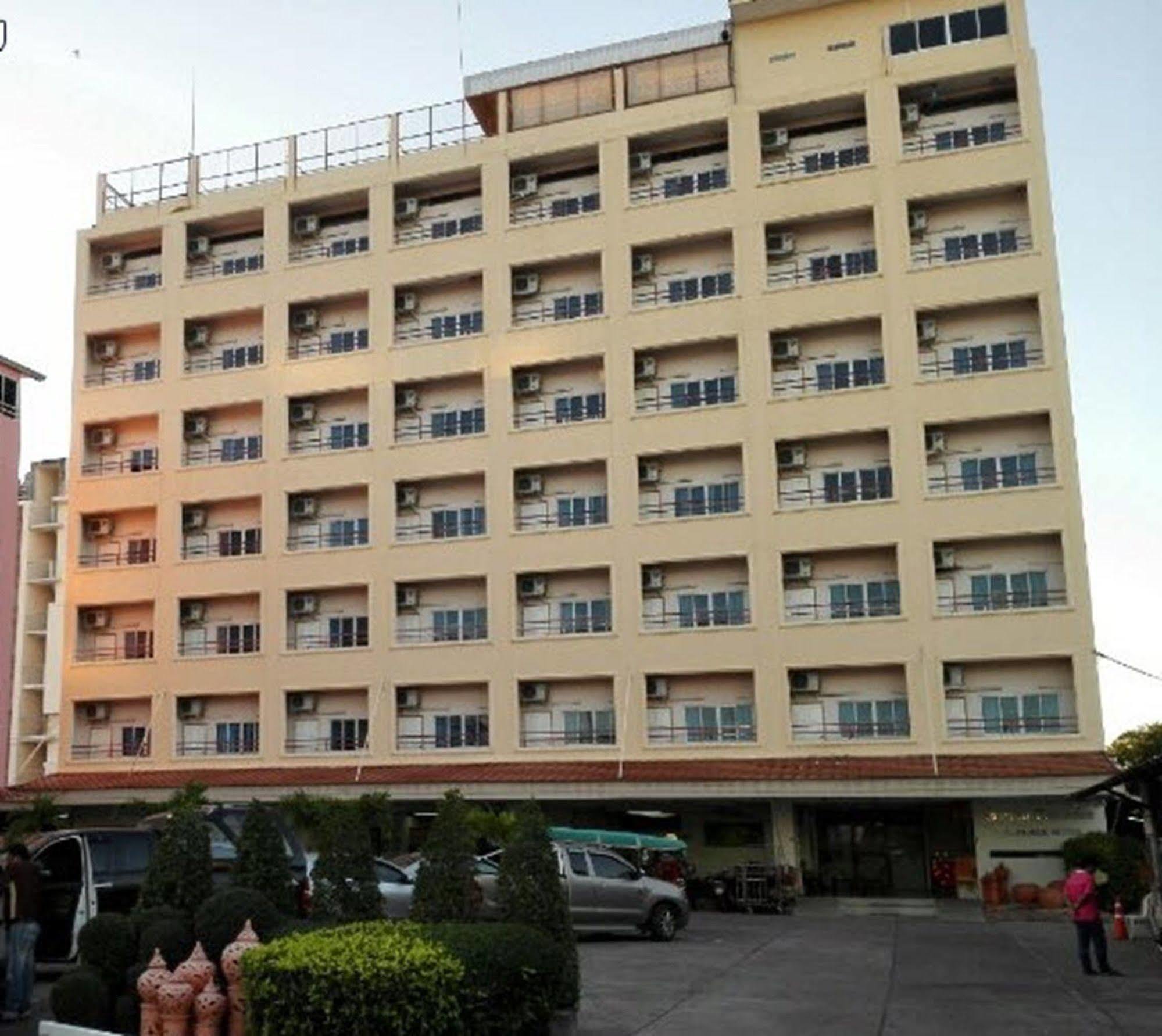 P.A. Place Hotel Nakhon Sawan Exterior foto