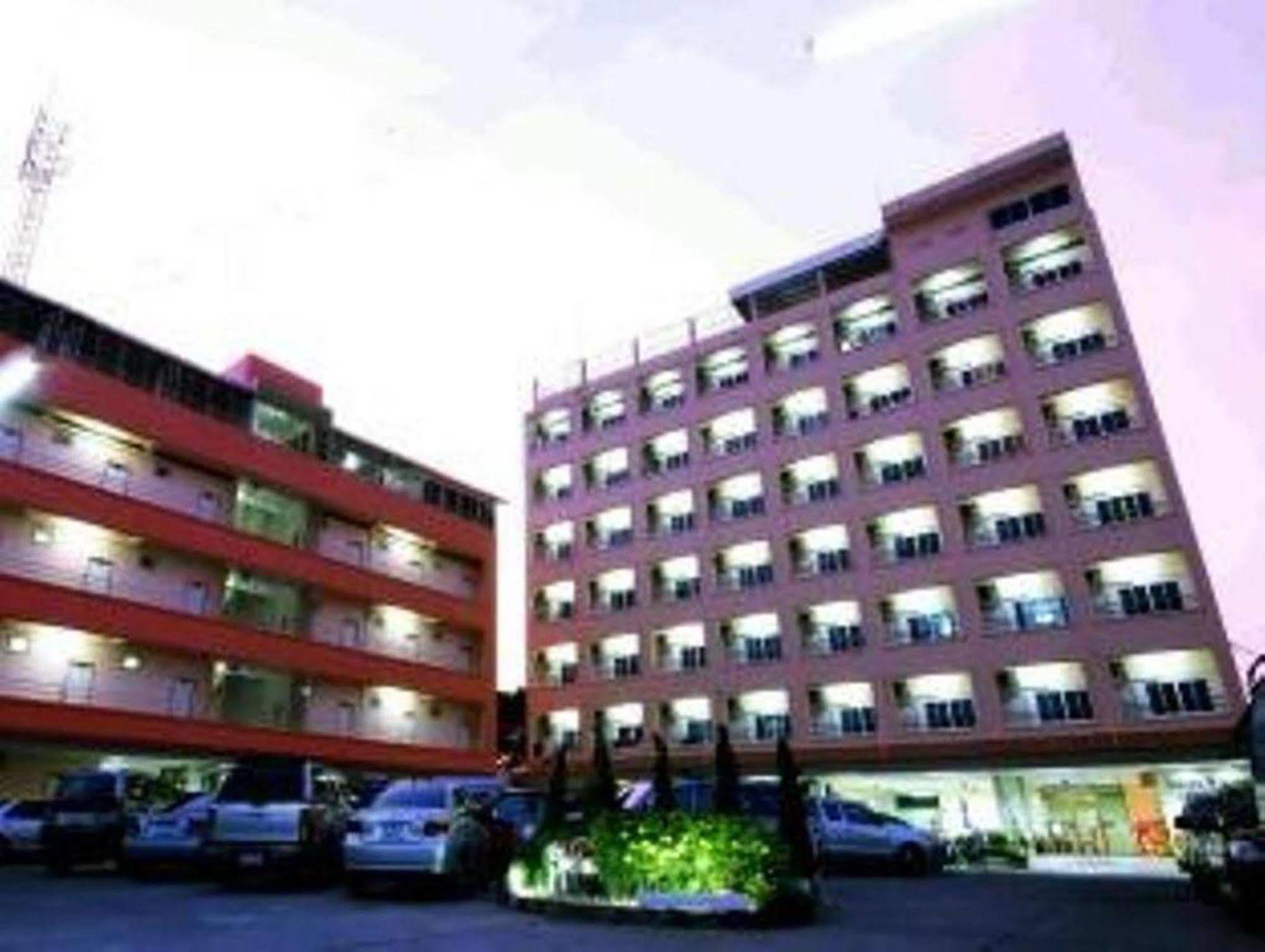 P.A. Place Hotel Nakhon Sawan Exterior foto