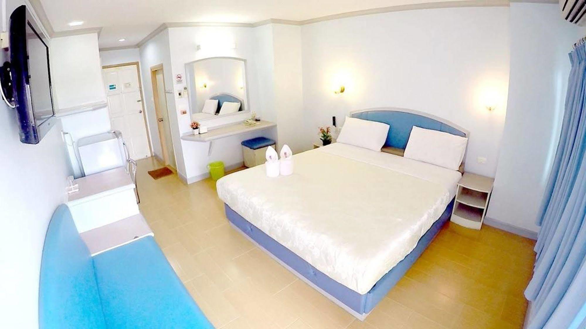 P.A. Place Hotel Nakhon Sawan Exterior foto